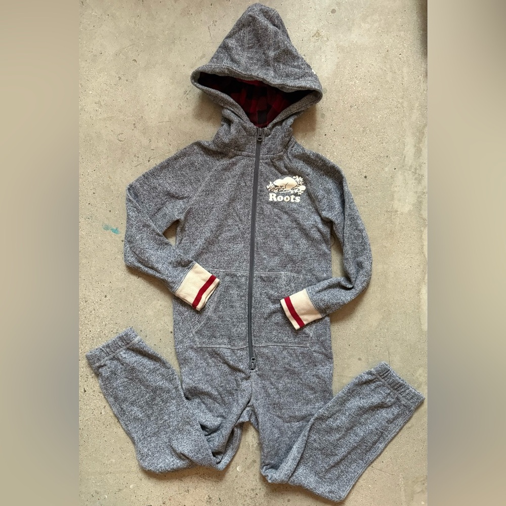 Like new- Roots Cabin onesie size 5-6